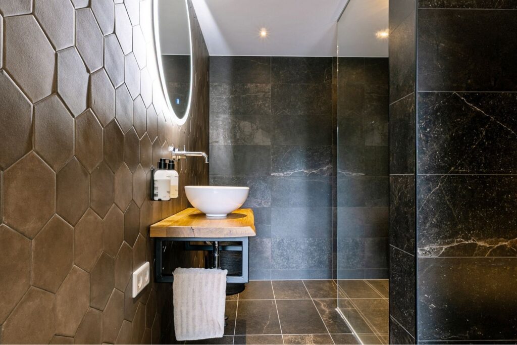 Bossuite Retraite met yoga badkamer