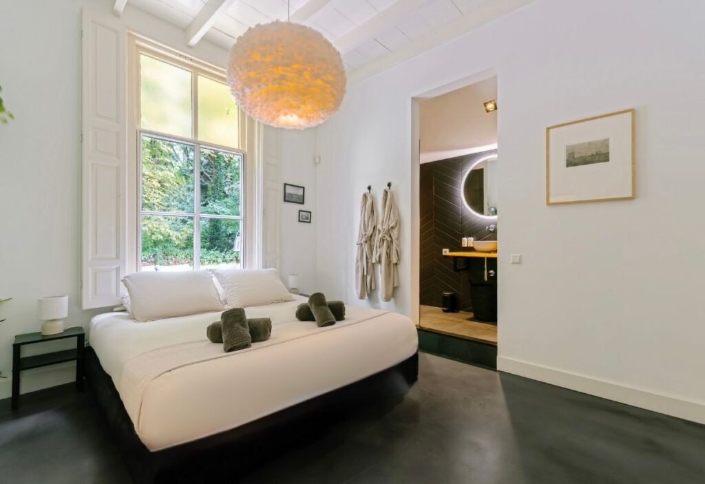 Bossuite Retraite met yoga slaapkamer