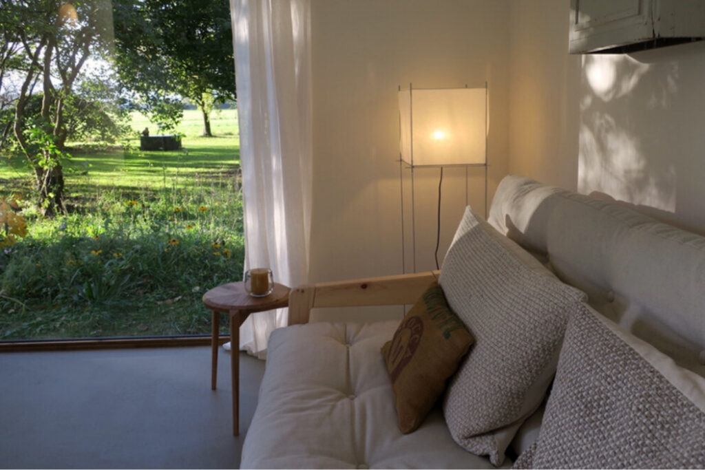Stilte Retraite in een Tiny House bank tiny house