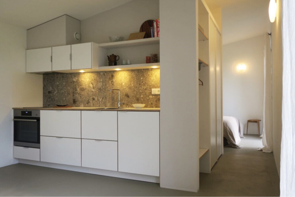 Stilte Retraite in een Tiny House keuken tiny house