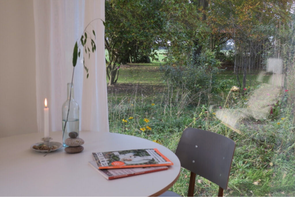 Stilte Retraite in een Tiny House tafel tiny house