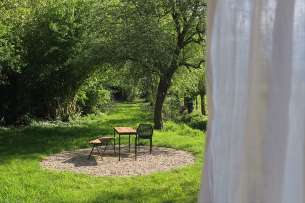 Stilte Retraite in een Tiny House tuin uitzicht