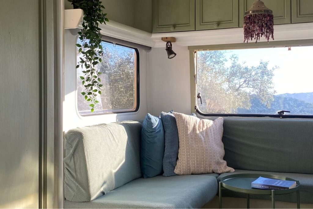 reis naar binnen retraite zithoek caravan