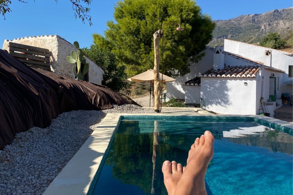 reis naar binnen retraite zwembad relax