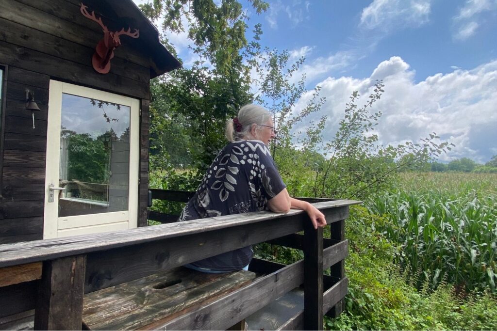 stilte retraite in een boomhut balkon